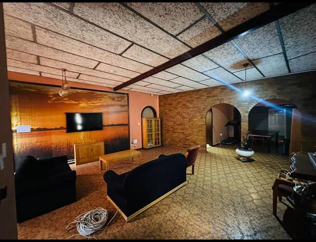 20 BEDROOM HOUSE FOR SALE IN BEDWORTH PARK